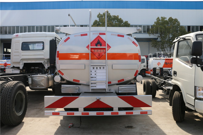 國五東風12.5方運油車