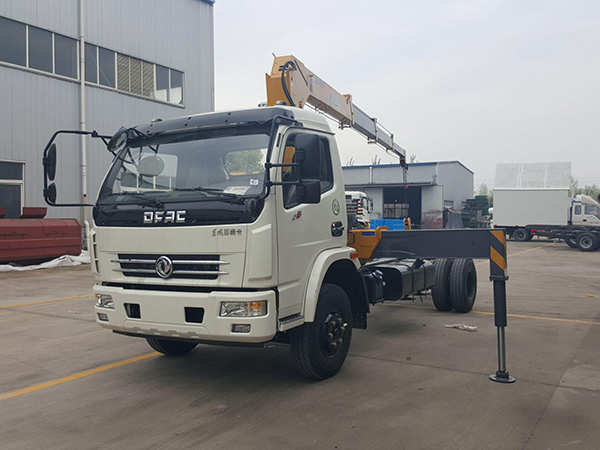 東風(fēng)廂長(zhǎng)4.35隨車(chē)吊