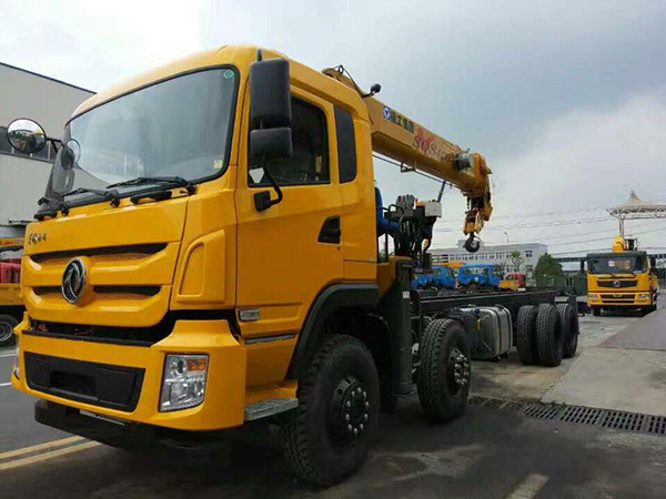 東風(fēng)特商8.5隨車(chē)吊