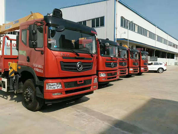 東風征夢后八輪8.5米隨車吊