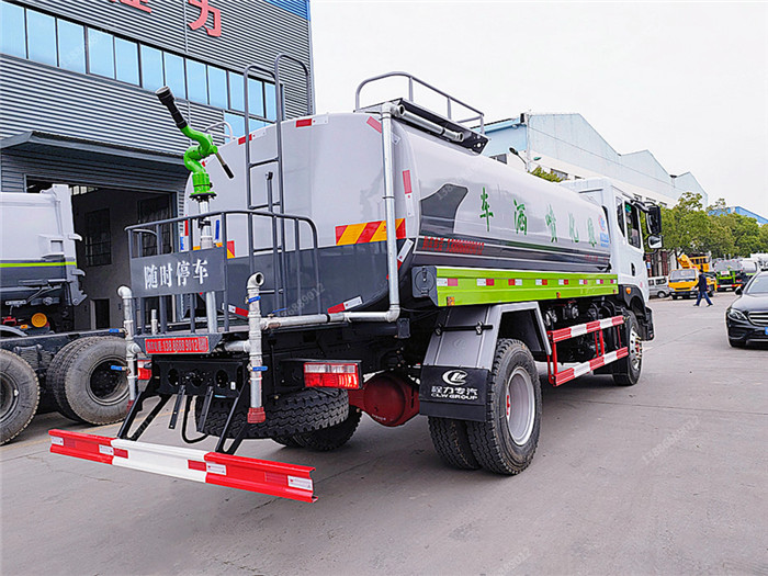 東風多利卡D9灑水車