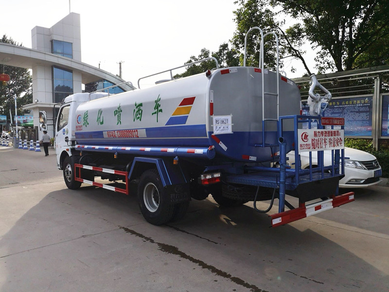 東風8-9噸灑水車