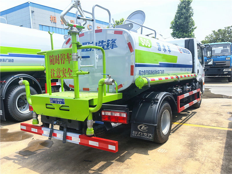 東風多利卡5噸灑水車