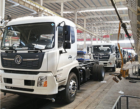 程力標(biāo)準(zhǔn)化灑水車流水線生產(chǎn)制造