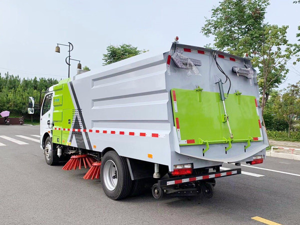 東風(fēng)凱普特8方掃路車