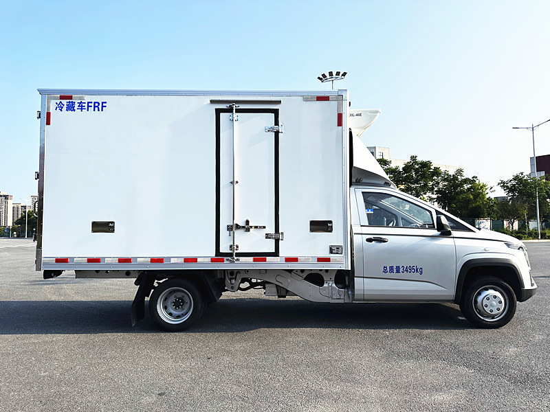 五菱黃金卡純電冷藏車