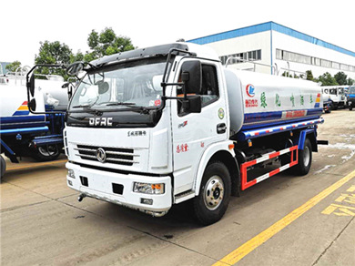 東風多利卡8噸灑水車