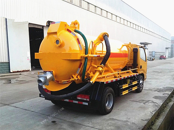 東風多利卡4方吸污車