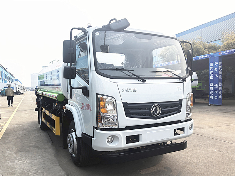 抑塵霧炮車、程力灑水車都來了，開展消毒作業(yè)