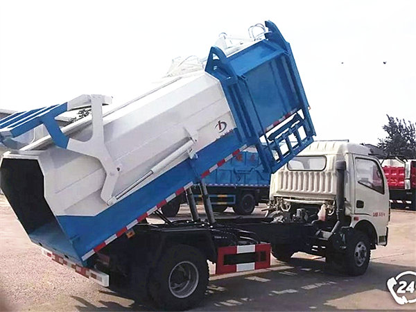 東風(fēng)自裝卸式垃圾車